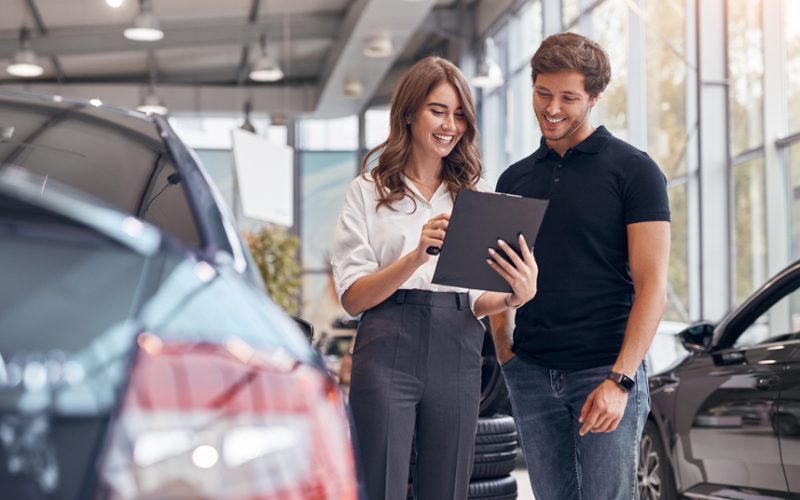 Positive,Young,Professional,Saleswoman,Demonstrating,Document,To,Male,Customer,Buying Positive,Young,Professional,Saleswoman,Demonstrating,Document,To,Male,Customer,Buying